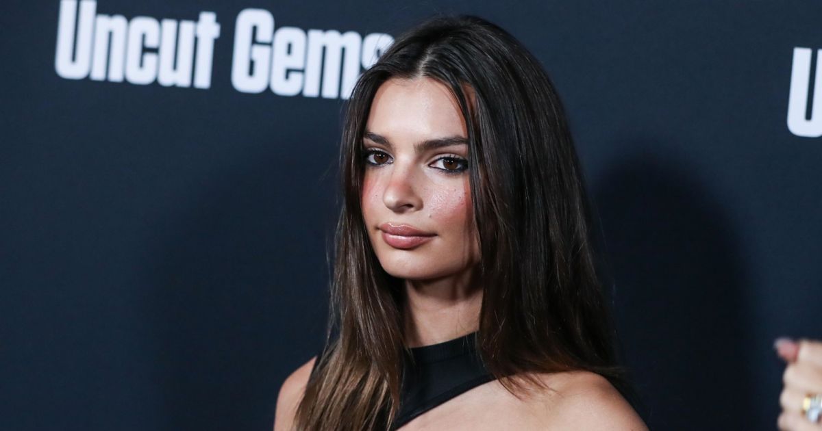 Emily Ratajkowski porte l'inscription Fuck Harvey (Weinstein) sur son