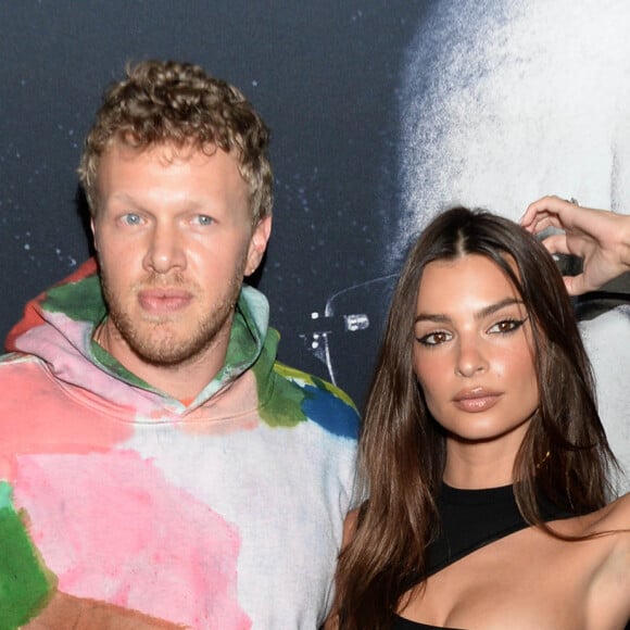 Emily Ratajkowski et son mari Sebastian Bear-McClard - Emily Ratajkowski porte l'inscription "Fuck Harvey" (Weinstein) sur son bras gauche à la première du film "Uncut Gems" à Los Angeles, le 11 décembre 2019.