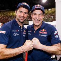 Mike Horn radieux aux côtés de Cyril Despres sur le départ du Rallye Dakar