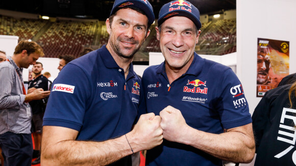 Mike Horn radieux aux côtés de Cyril Despres sur le départ du Rallye Dakar