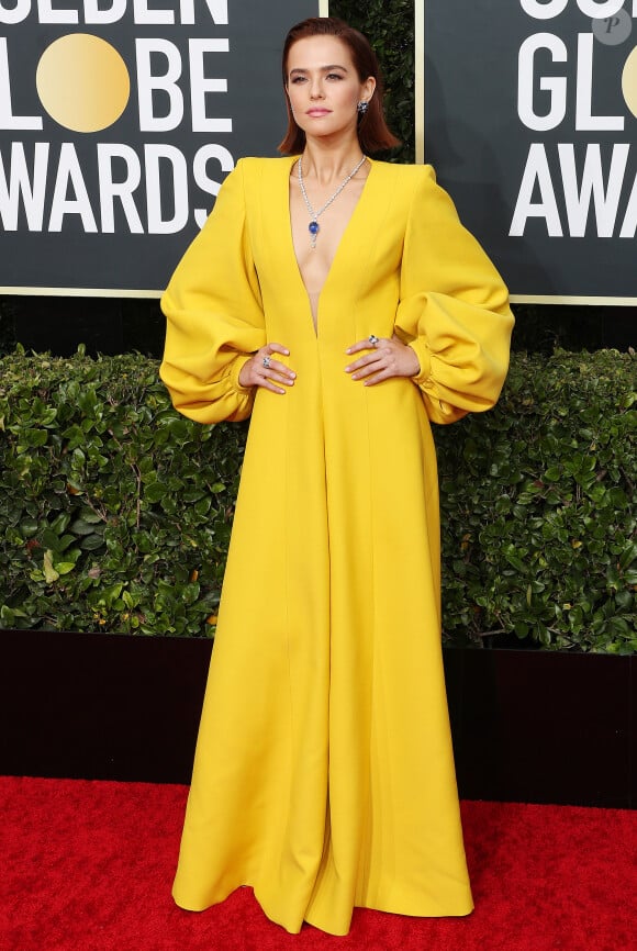 Zoey Deutch, habillée d'une robe Fendi, assiste à la 77ème cérémonie annuelle des Golden Globe Awards au Beverly Hilton Hotel à Los Angeles, le 5 janvier 2020.