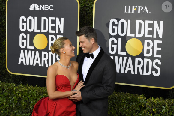 Scarlett Johansson et son fiancé Colin Jost assistent à la 77ème cérémonie annuelle des Golden Globe Awards au Beverly Hilton Hotel à Los Angeles, le 5 janvier 2020.