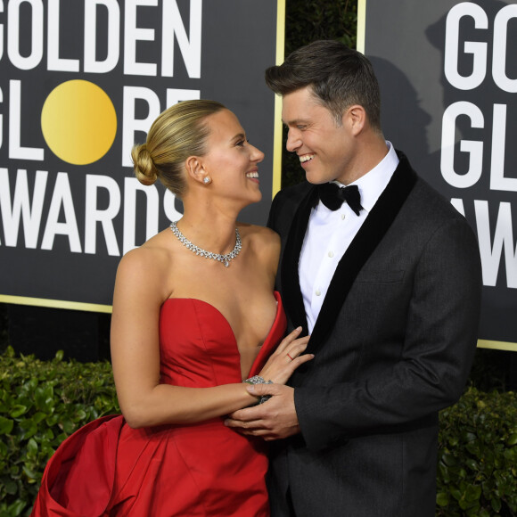 Scarlett Johansson et son fiancé Colin Jost assistent à la 77ème cérémonie annuelle des Golden Globe Awards au Beverly Hilton Hotel à Los Angeles, le 5 janvier 2020.