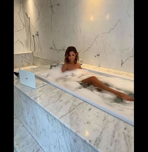 Malika Ménard, nue dans son bain, sur Instagram le 8 janvier 2020.