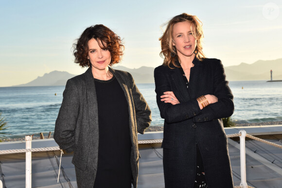 Close-up avec Constance Dollé et Marie Kremer de la série "Un Village Français" lors du 1er Festival Canneseries. © Bruno Bebert/Bestimage