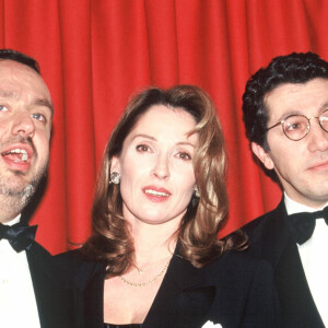 Archives - Dominique Farrugia, Chantal Lauby et Alain Chabat (Les Nuls) lors de la cérémonie des César. Le 25 février 1995.