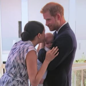 Meghan Markle et le prince Harry avec leur fils Archie dans un documentaire de la chaîne ITV News réalisé lors de leur voyage officiel en Afrique en octobre 2019. © ITV News