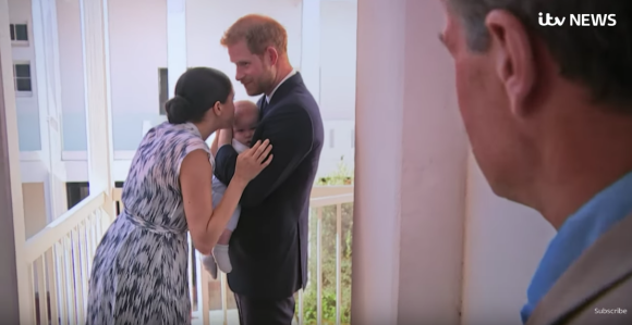 Meghan Markle et le prince Harry avec leur fils Archie dans un documentaire de la chaîne ITV News réalisé lors de leur voyage officiel en Afrique en octobre 2019. © ITV News