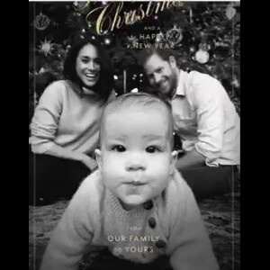 Meghan Markle, duchesse de Sussex, le prince Harry et leur fils Archie photographiés par l'actrice Janina Gavankar, amie de la duchesse, au pied du sapin pour leur première carte de voeux en famille à l'occasion de Noël 2019.