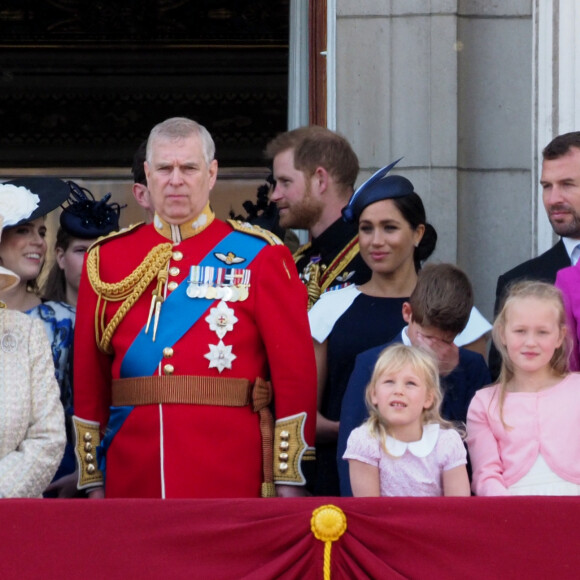 La reine Elisabeth II d'Angleterre, le prince Andrew, duc d'York, le prince Harry, duc de Sussex, et Meghan Markle, duchesse de Sussex, la princesse Beatrice d'York, la princesse Eugenie d'York, la princesse Anne, Savannah Phillips, Isla Phillips, Autumn Phillips, Peter Philips, James Mountbatten-Windsor, vicomte Severn- La famille royale au balcon du palais de Buckingham lors de la parade Trooping the Colour 2019, célébrant le 93ème anniversaire de la reine Elisabeth II, Londres, le 8 juin 2019.