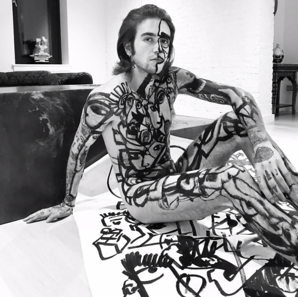 Gabriel Kane, le fils d'Isabelle Adjani et Daniel Day-Lewis, pose en body painting pour l'artiste Cacho Falcón. Novembre 2019.