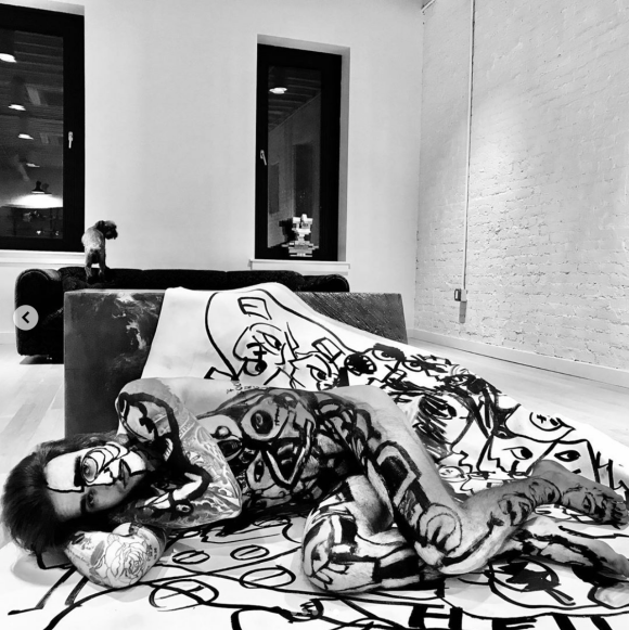 Gabriel Kane, modèle nu pour le body-painting de l'artiste Cacho Falcón. Novembre 2019.