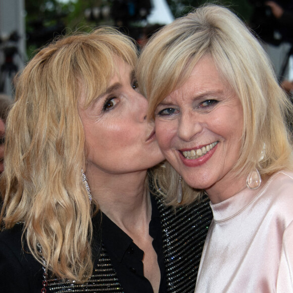 Julie Gayet et Chantal Ladesou - Montée des marches du film "Les plus belles années d'une vie" lors du 72e Festival International du Film de Cannes. Le 18 mai 2019. @Aurore Marechal/ABACAPRESS.COM