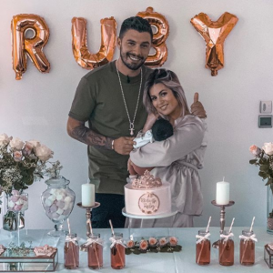 Kevin Guedj et Carla Moreau, parents d'une petite Ruby, sur Instagram le 9 octobre 2019.