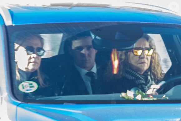 L'infante Cristina et l'infante Elena de Bourbon - La famille royale et les proches arrivent aux obsèques de l'infante Pilar de Bourbon à Madrid le 10 janvier 2020.