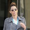 Exclusif - Jessica Biel porte toujours son alliance à la sortie d'un immeuble dans un quartier de Los Angeles. Le 17 décembre 2019