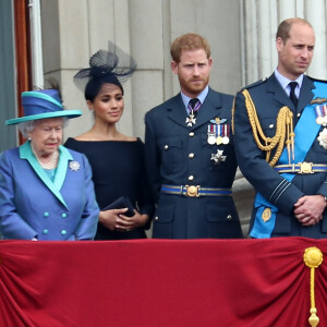 La reine Elisabeth II d'Angleterre, Meghan Markle, duchesse de Sussex (habillée en Dior Haute Couture par Maria Grazia Chiuri), le prince Harry, duc de Sussex, le prince William, duc de Cambridge, Kate Catherine Middleton, duchesse de Cambridge - La famille royale d'Angleterre lors de la parade aérienne de la RAF pour le centième anniversaire au palais de Buckingham à Londres. Le 10 juillet 2018.