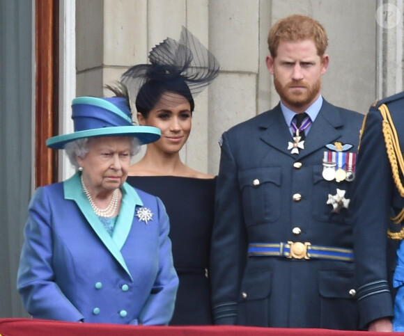 La reine Elisabeth II d'Angleterre, Meghan Markle, duchesse de Sussex (habillée en Dior Haute Couture par Maria Grazia Chiuri), le prince Harry, duc de Sussex - La famille royale d'Angleterre lors de la parade aérienne de la RAF pour le centième anniversaire au palais de Buckingham à Londres. Le 10 juillet 2018.