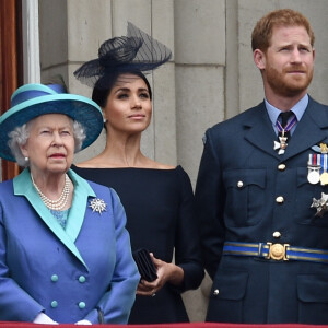 La reine Elisabeth II d'Angleterre, Meghan Markle, duchesse de Sussex (habillée en Dior Haute Couture par Maria Grazia Chiuri), le prince Harry, duc de Sussex - La famille royale d'Angleterre lors de la parade aérienne de la RAF pour le centième anniversaire au palais de Buckingham à Londres. Le 10 juillet 2018 10th July 2018.