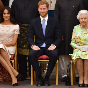 Le prince Harry, duc de Sussex, Meghan Markle, duchesse de Sussex, la reine Elisabeth II d'Angleterre - Personnalités à la cérémonie "Queen's Young Leaders Awards" au palais de Buckingham à Londres le 26 juin 2018.