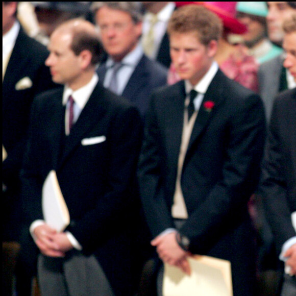 Elizabeth II, le prince Charles, le prince William et le prince Harry à la cathédrale Saint Paul de Londres en 2006 pour les 80 ans de la reine.