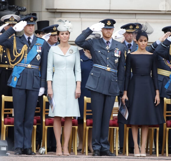 Le prince William, duc de Cambridge, Kate Catherine Middleton, duchesse de Cambridge, le prince Harry, duc de Sussex, Meghan Markle, duchesse de Sussex (habillée en Dior Haute Couture par Maria Grazia Chiuri) - La famille royale d'Angleterre lors de la parade aérienne de la RAF pour le centième anniversaire au palais de Buckingham à Londres. Le 10 juillet 2018