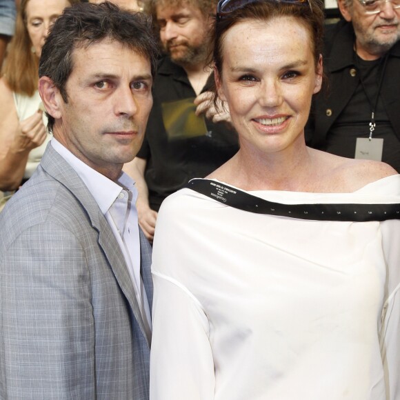 CLAIRE NEBOUT ENTRE SON COMPAGNON FREDERIC TADDEI PEOPLE AU DEFILE SONIA RYKIEL PRET A PORTER PRINTEMPS ETE 2012, A LA HALLE FREYSSINET A PARIS