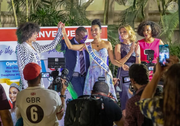 Clémence Botino, Miss France 2020 et Ophély Mézino, première dauphine de Miss Monde 2019, accueillies en grande pompe à l'aéroport de Pointe-à-Pitre, en Guadeloupe. De retour, sur leur île natale, un mois après leurs sacres. Photo de Alain Cassang/ABACAPRESS.COM