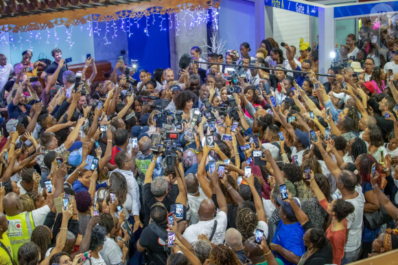 Clémence Botino, Miss France 2020 et Ophély Mézino, première dauphine de Miss Monde 2019, accueillies en grande pompe à l'aéroport de Pointe-à-Pitre, en Guadeloupe. De retour, sur leur île natale, un mois après leurs sacres. Photo de Alain Cassang/ABACAPRESS.COM