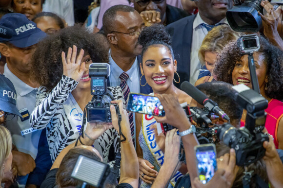 Clémence Botino, Miss France 2020 et Ophély Mézino, première dauphine de Miss Monde 2019, accueillies en grande pompe à l'aéroport de Pointe-à-Pitre, en Guadeloupe. De retour sur leur île natale, un mois après leurs sacres. Photo de Alain Cassang/ABACAPRESS.COM