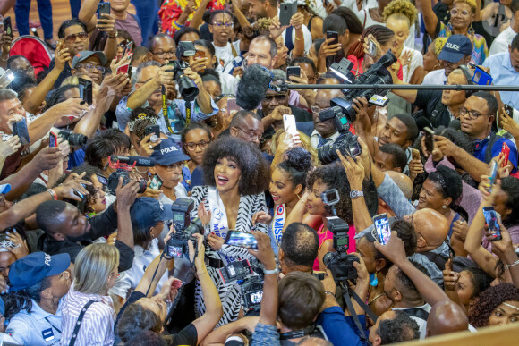 Clémence Botino, Miss France 2020 et Ophély Mézino, première dauphine de Miss Monde 2019, accueillies en grande pompe à l'aéroport de Pointe-à-Pitre, en Guadeloupe. De retour sur leur île natale, un mois après leurs sacres. Photo de Alain Cassang/ABACAPRESS.COM