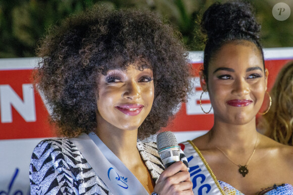 Clémence Botino, Miss France 2020 et Ophély Mézino, première dauphine de Miss Monde 2019, accueillies en grande pompe à l'aéroport de Pointe-à-Pitre, en Guadeloupe. De retour sur leur île natale, un mois après leurs sacres. Photo de Alain Cassang/ABACAPRESS.COM