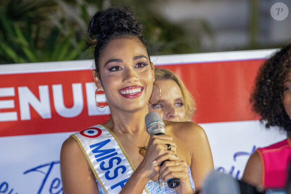 Clémence Botino, Miss France 2020 et Ophély Mézino, première dauphine de Miss Monde 2019, accueillies en grande pompe à l'aéroport de Pointe-à-Pitre, en Guadeloupe. De retour sur leur île natale, un mois après leurs sacres. Photo de Alain Cassang/ABACAPRESS.COM