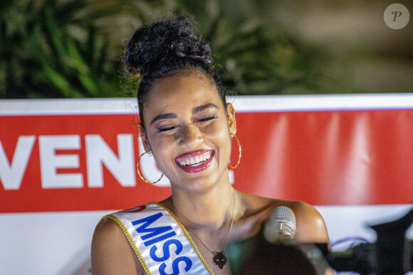 Clémence Botino, Miss France 2020 et Ophély Mézino, première dauphine de Miss Monde 2019, accueillies en grande pompe à l'aéroport de Pointe-à-Pitre, en Guadeloupe. De retour sur leur île natale, un mois après leurs sacres. Photo de Alain Cassang/ABACAPRESS.COM