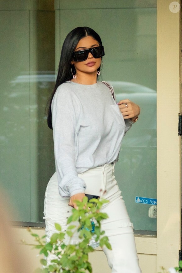 Exclusif - Kylie Jenner est allée déjeuner avec Corey Gamble (le compagnon de sa mère K. Jenner) au restaurant "Blue Table" à Calabasas, Los Angeles, le 10 janvier 2020.