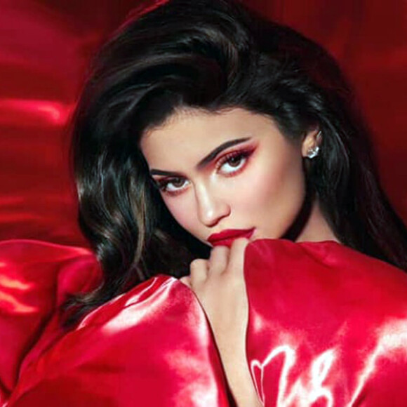 Kylie Jenner dans la campagne de Noël de sa marque Kylie-Cosmetic