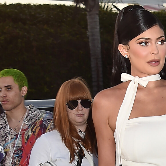 Travis Scott avec sa compagne Kylie Jenner à la première du prochain documentaire de Netflix Look Mom I Can Fly au Barker Hangar dans le quartier de Santa Monica à Los Angeles. Ce nouveau documentaire sera disponible à partir du 28 août sur Netflix. On y découvre des images inédites de T. Scott à ses débuts, jusqu'à son ascension aujourd'hui. Look Mom I Can Fly place les spectateurs au premier rang de la vie du rappeur, en s'intéressant à la sortie et aux répercussions d'Astroworld, son dernier album nommé aux Grammys. Le 27 août 2019