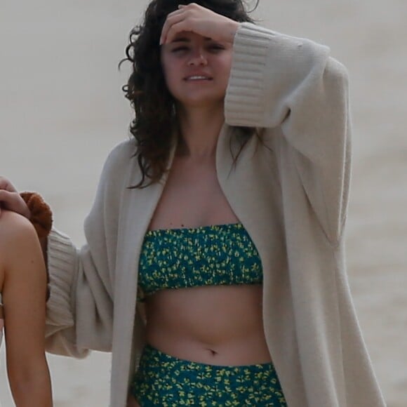 Exclusif - Selena Gomez se fait piquer le pied par une méduse sur la plage d'Honolulu à Hawaï. Le 1er janvier 2020.