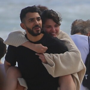 Exclusif - Selena Gomez se fait piquer le pied par une méduse sur la plage d'Honolulu à Hawaï. Le 1er janvier 2020.