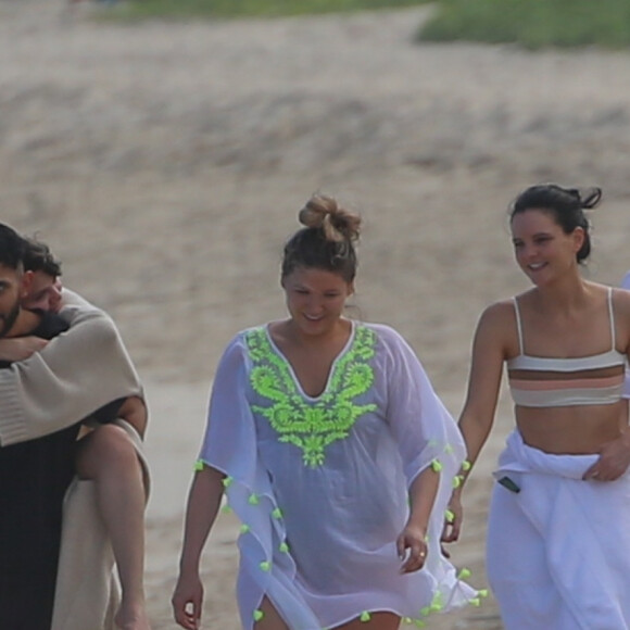 Exclusif - Selena Gomez se fait piquer le pied par une méduse sur la plage d'Honolulu à Hawaï. Le 1er janvier 2020.