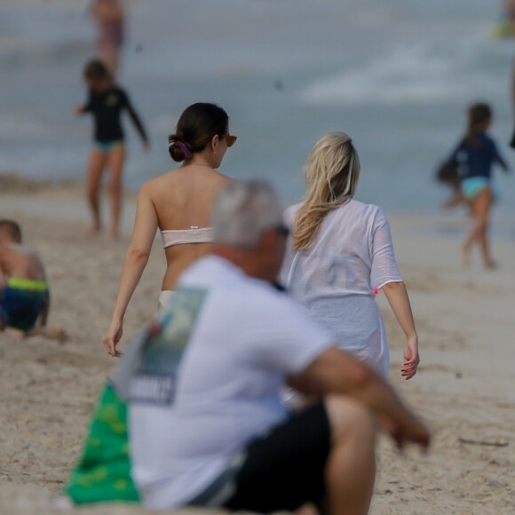 Exclusif - Selena Gomez se fait piquer le pied par une méduse sur la plage d'Honolulu à Hawaï. Le 1er janvier 2020.