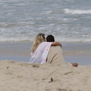 Exclusif - Selena Gomez se fait piquer le pied par une méduse sur la plage d'Honolulu à Hawaï. Le 1er janvier 2020.