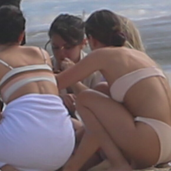 Exclusif - Selena Gomez se fait piquer le pied par une méduse sur la plage d'Honolulu à Hawaï. Le 1er janvier 2020.