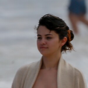 Exclusif - Selena Gomez se fait piquer le pied par une méduse sur la plage d'Honolulu à Hawaï. Le 1er janvier 2020.