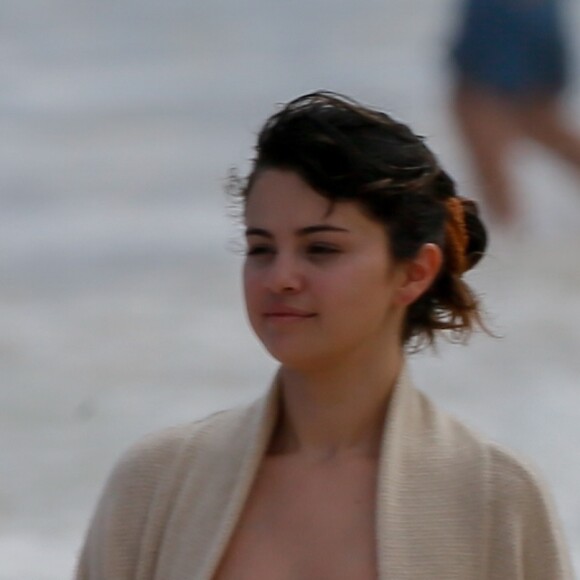 Exclusif - Selena Gomez se fait piquer le pied par une méduse sur la plage d'Honolulu à Hawaï. Le 1er janvier 2020.