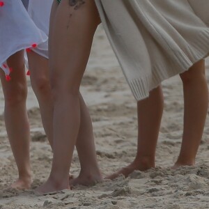 Exclusif - Selena Gomez se fait piquer le pied par une méduse sur la plage d'Honolulu à Hawaï. Le 1er janvier 2020.