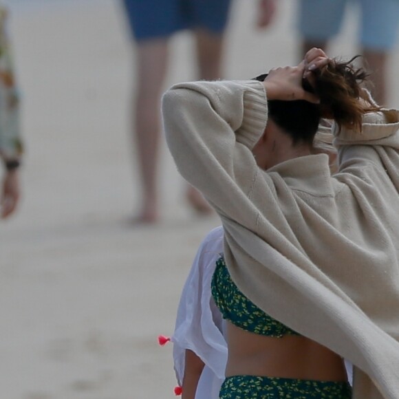 Exclusif - Selena Gomez se fait piquer le pied par une méduse sur la plage d'Honolulu à Hawaï. Le 1er janvier 2020.