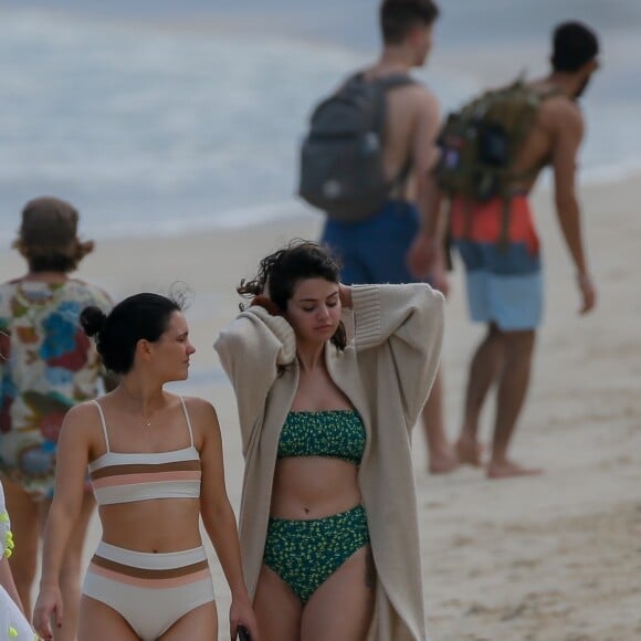 Exclusif - Selena Gomez se fait piquer le pied par une méduse sur la plage d'Honolulu à Hawaï. Le 1er janvier 2020.