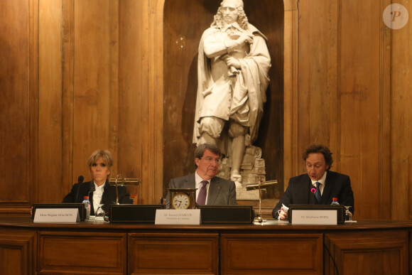 Brigitte Macron (Trogneux), Xavier Darcos (Chancelier de l'Institut de France), Stéphane Bern - Remise du prix 2017 "Institut de France / Fondation Stéphane Bern pour l'histoire et le patrimoine" à l'Institut de France à Paris, France, le 11 janvier 2018. © CVS/Bestimage