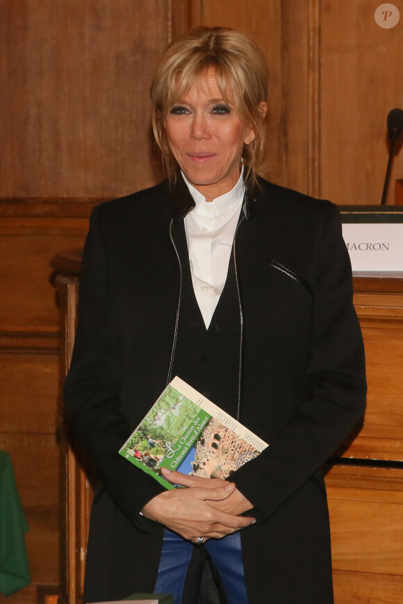 Brigitte Macron (Trogneux) - Remise du prix 2017 "Institut de France / Fondation Stéphane Bern pour l'histoire et le patrimoine" à l'Institut de France à Paris, France, le 11 janvier 2018. © CVS/Bestimage